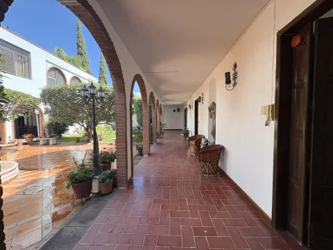 Corredor con arcos junto al patio central
