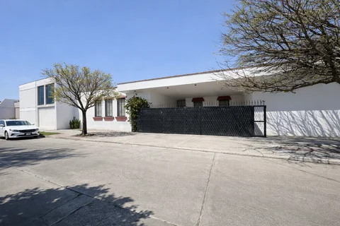Exterior de la propiedad con portón y estacionamiento