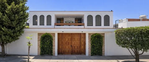 Fachada con portón de madera