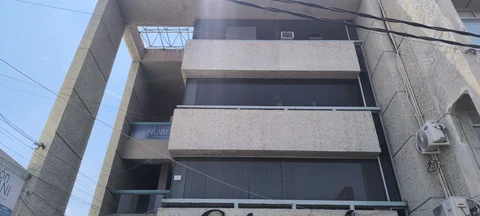 Fachada del edificio de oficinas con balcones