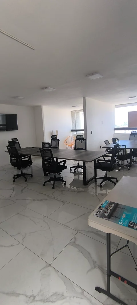 Mesas de trabajo vistas desde la entrada