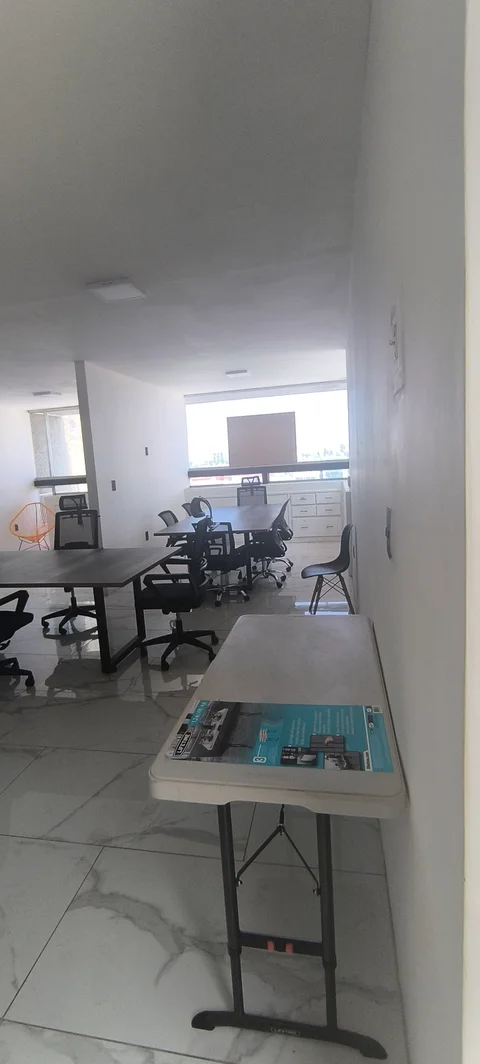 Pasillo de entrada con vista al área de trabajo