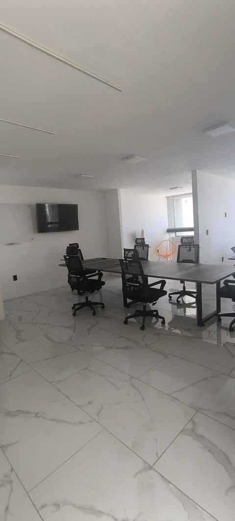 Área de trabajo con pantalla y ventanas