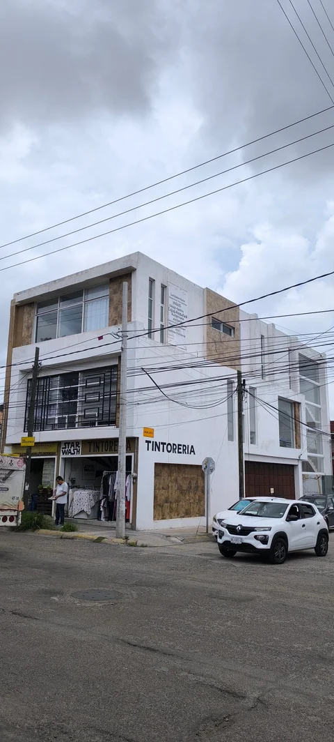 Edificio de oficinas visto desde la calle