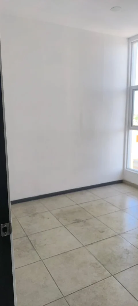 Interior de la oficina con ventana vertical